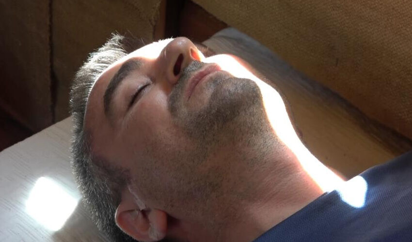 ‘Arı yatağı’ ile terapi: Binlerce arının üstüne yatıp dinç kalkıyorlar! Etkisi inanılmaz - 3. Resim