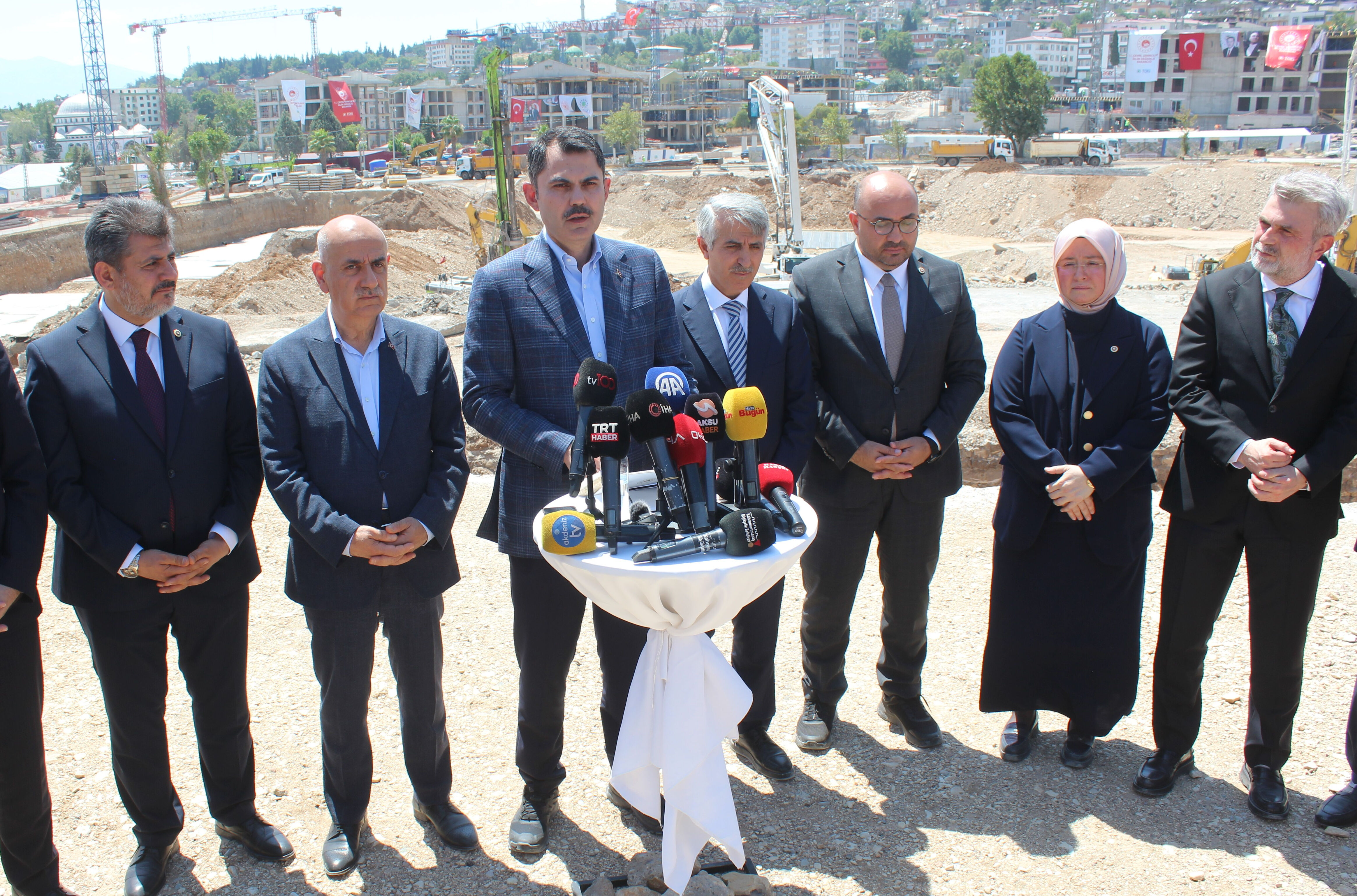 Bakan Kurum deprem bölgesinde! Hedef yıl sonuna kadar 200 bin konut - 1. Resim
