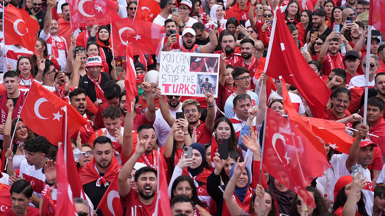 Berlin sokaklarındaki Türk taraftarlar "ev sahibi elenmedi" dedirtti Berlin sokaklarındaki Türk taraftarlar "ev sahibi elenmedi" dedirtti - 1. Resim