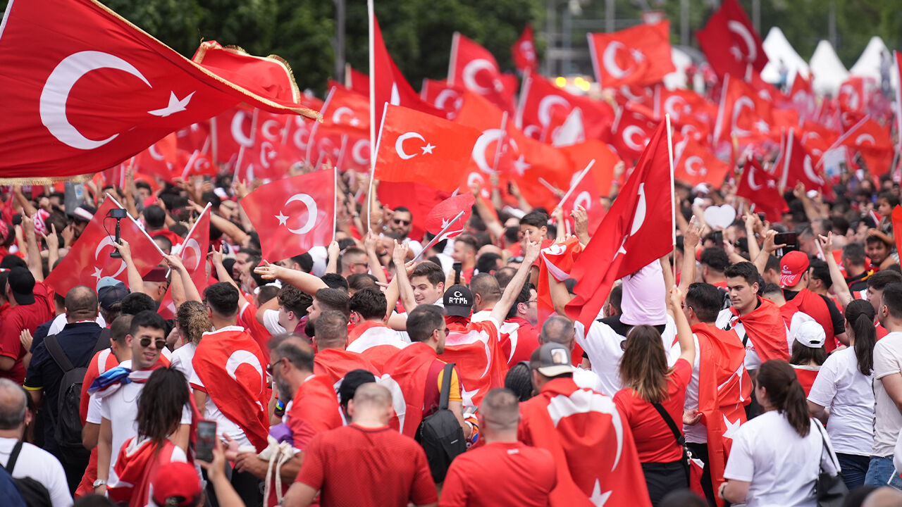 Berlin sokaklarındaki Türk taraftarlar "ev sahibi elenmedi" dedirtti Berlin sokaklarındaki Türk taraftarlar "ev sahibi elenmedi" dedirtti - 2. Resim