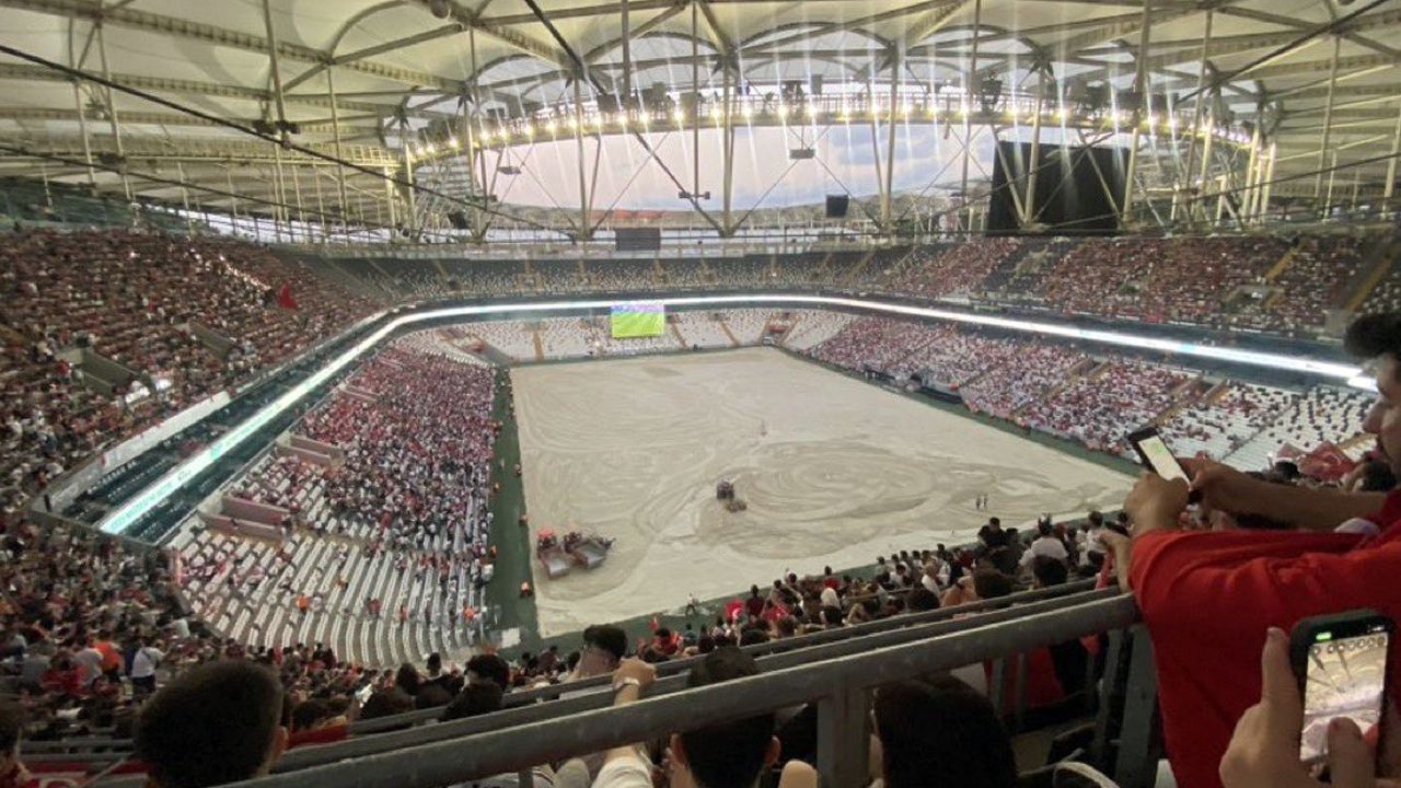 Beşiktaş'ın Tüpraş Stadyumu'nda Türkiye-Hollanda maçı için kurulan dev ekrana tepki - Spor
