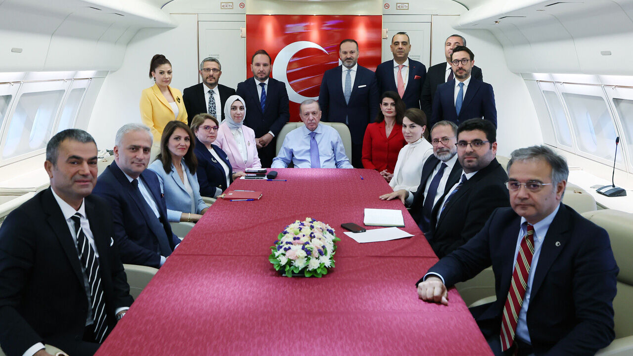 Cumhurbaşkanı Erdoğan'dan Astana dönüşü önemli mesajlar: Putin’i ve Esad’ı davet edebiliriz Cumhurbaşkanı Erdoğan'dan Astana dönüşü önemli mesajlar: Putin’i ve Esad’ı davet edebiliriz - 1. Resim