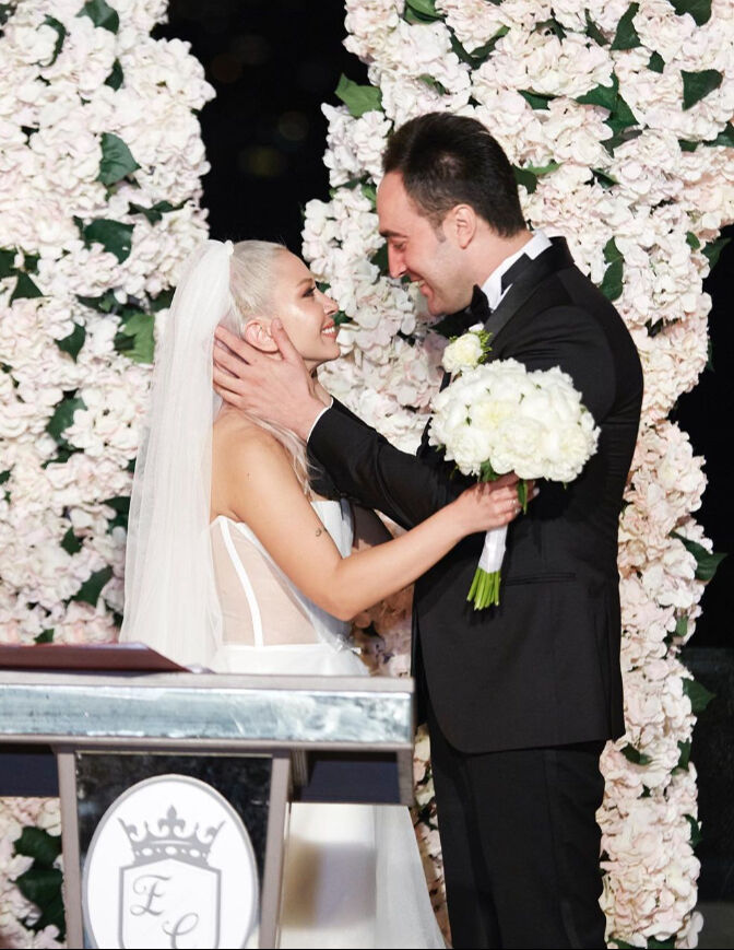 Ece Seçkin’in kendisine at alan eşine hediyesi dudak uçuklattı - 1. Resim