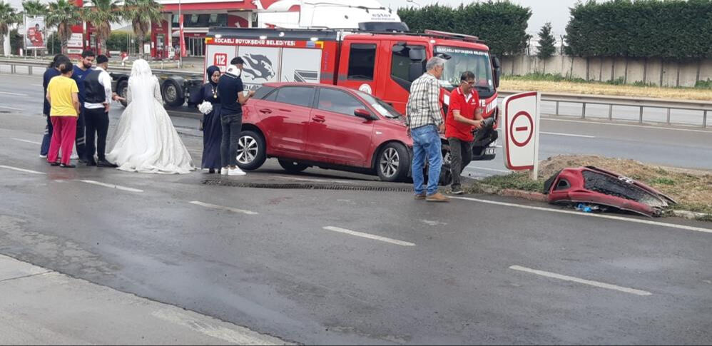 Gelin ve damat düğüne giderken trafik kazası yaptı - 1. Resim