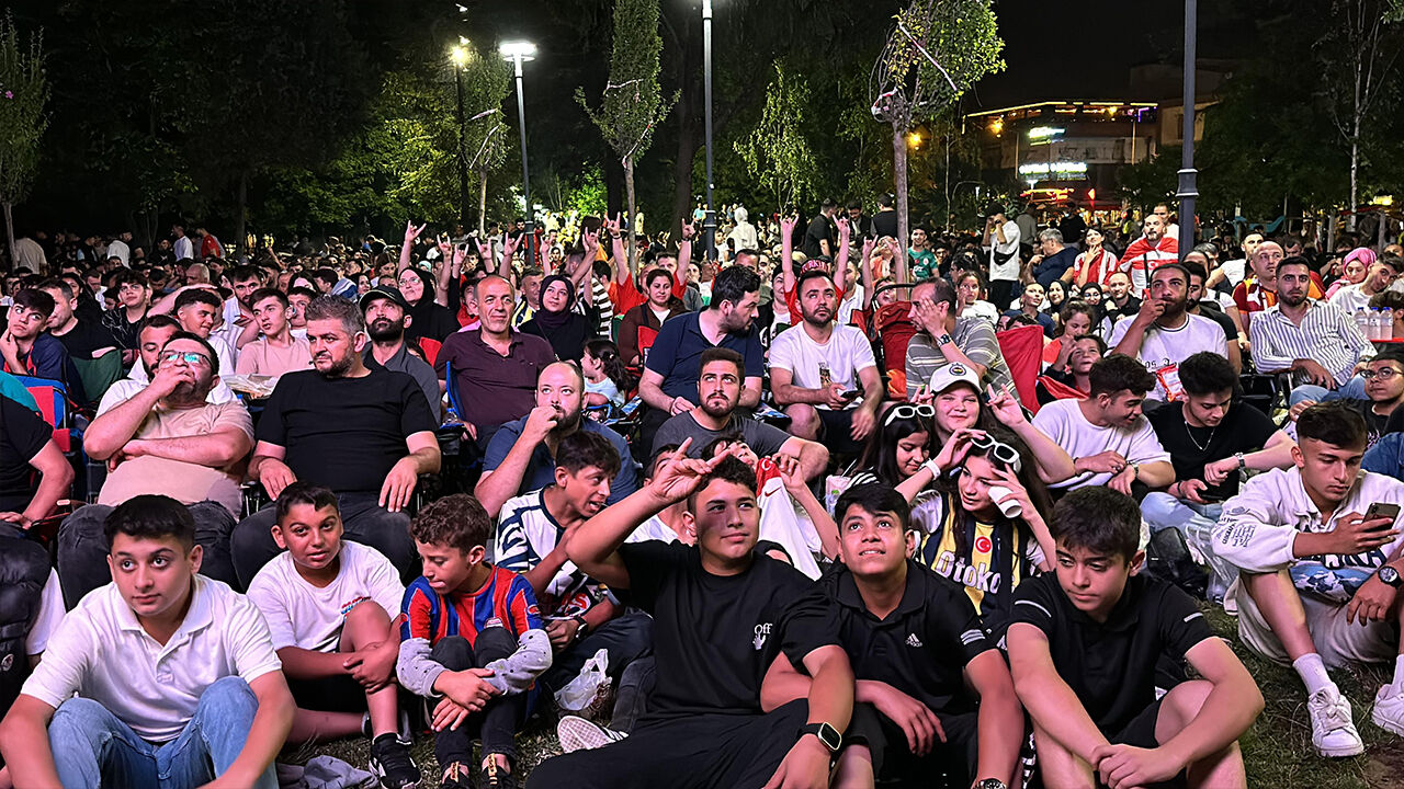 Milyonlar sokağa döküldü Türkiye-Hollanda maçını dev ekranlardan izledi - 2. Resim