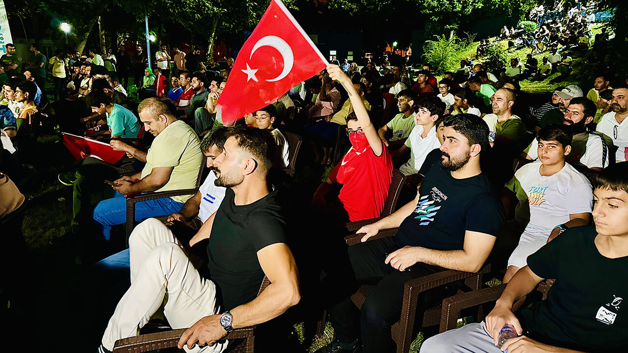 Milyonlar sokağa döküldü Türkiye-Hollanda maçını dev ekranlardan izledi - 6. Resim