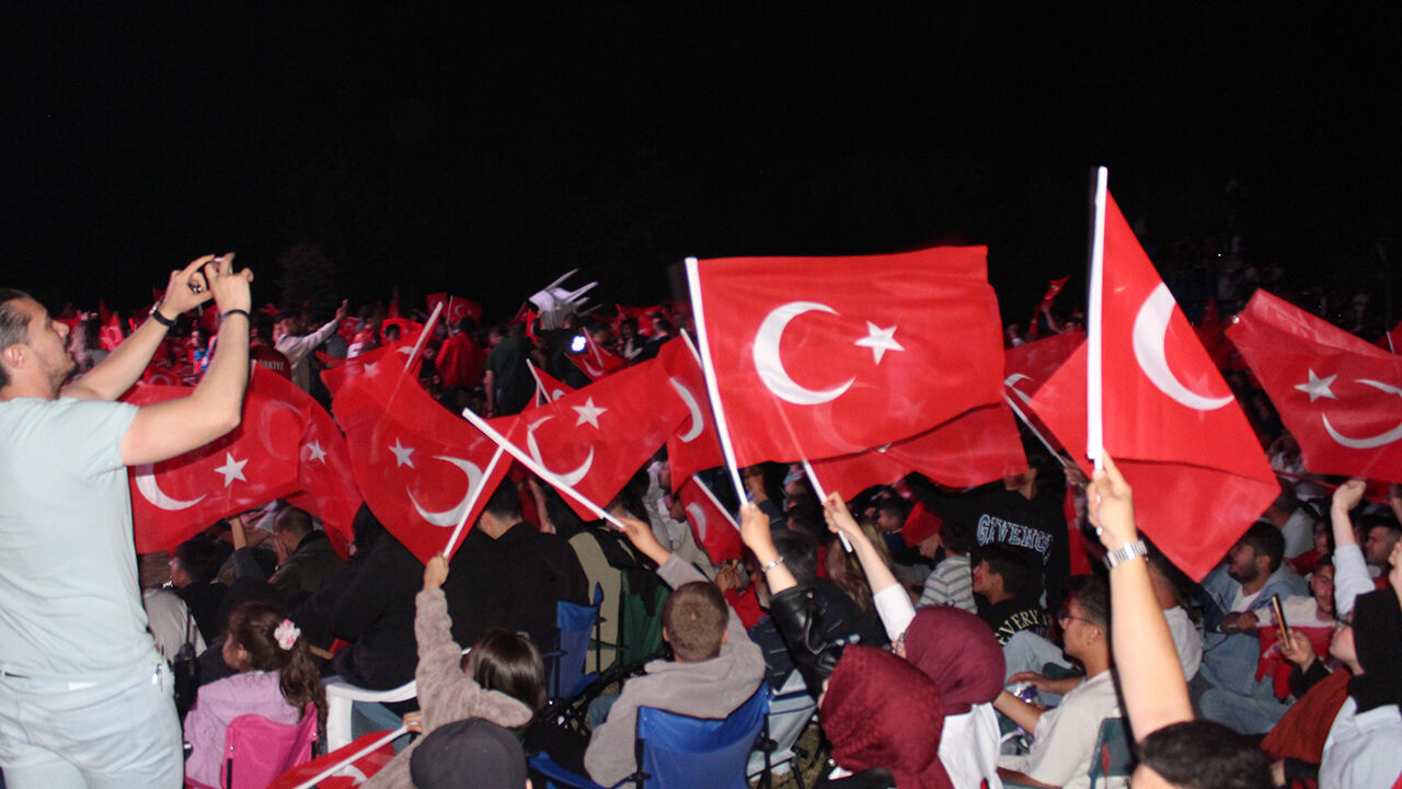 Milyonlar sokağa döküldü Türkiye-Hollanda maçını dev ekranlardan izledi - 3. Resim