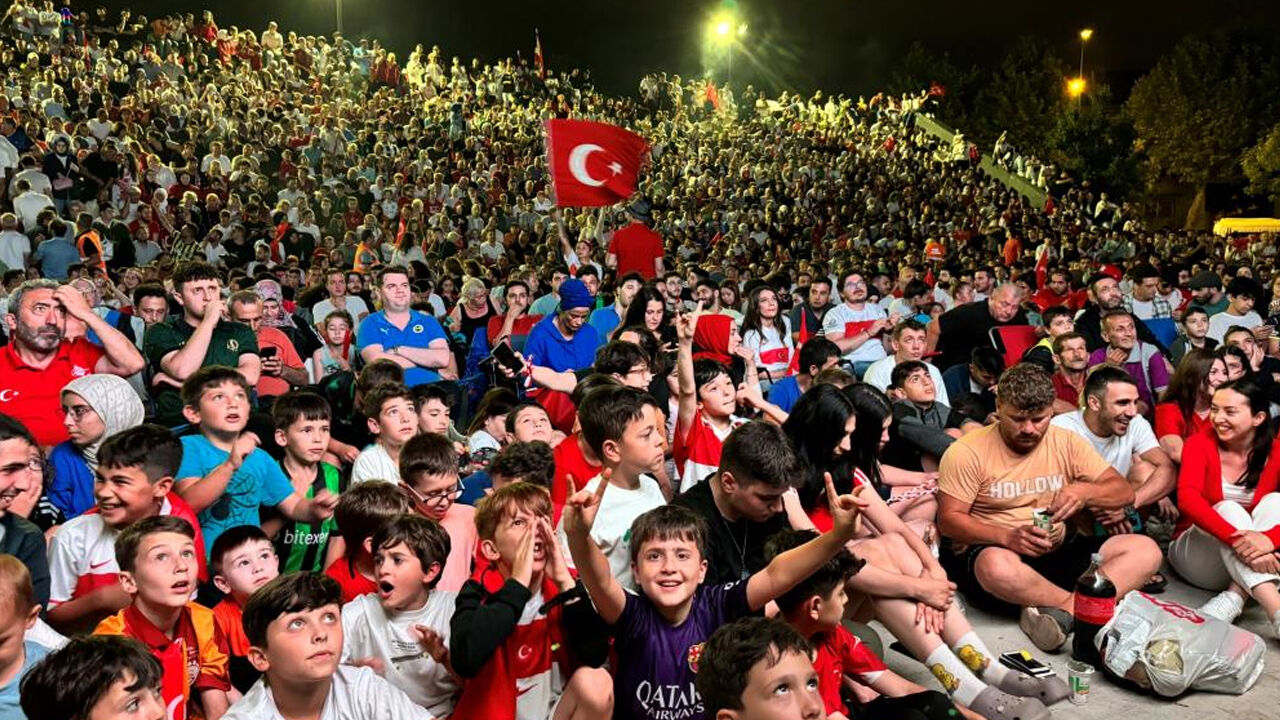 Milyonlar sokağa döküldü Türkiye-Hollanda maçını dev ekranlardan izledi - 1. Resim