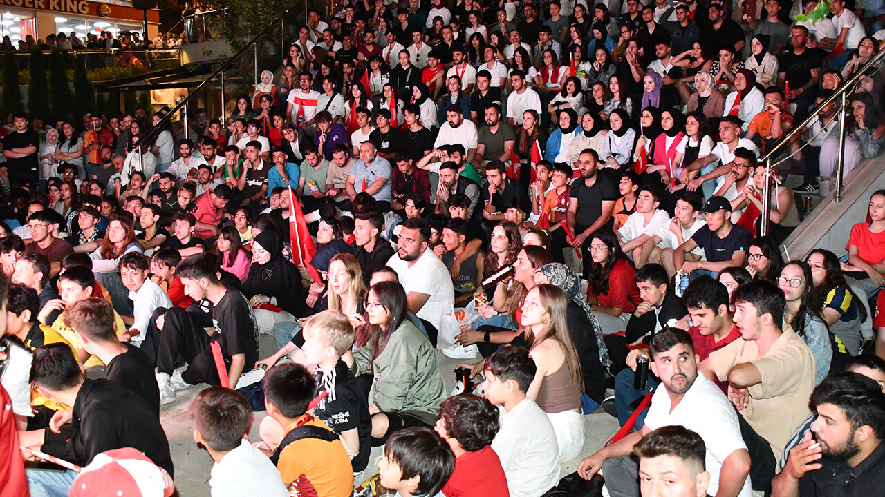 Milyonlar sokağa döküldü Türkiye-Hollanda maçını dev ekranlardan izledi - 4. Resim