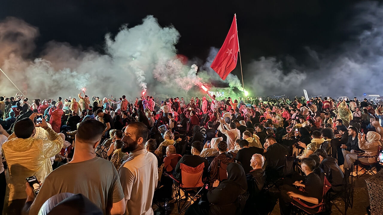 Milyonlar sokağa döküldü Türkiye-Hollanda maçını dev ekranlardan izledi - 5. Resim