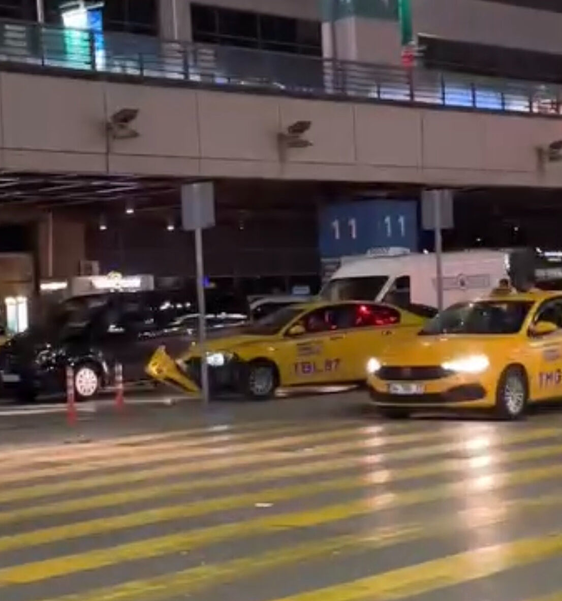 Sabiha Gökçen'de taksi terörü! Aracıyla önüne gelen her şeye çarptı - 1. Resim