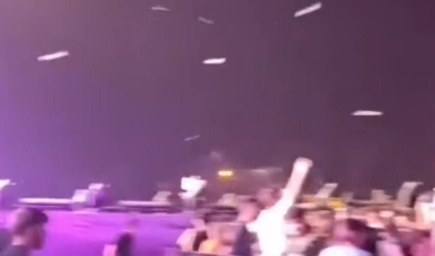 Şarkıcı Bengü Van’da protesto edildi, sahneye pet şişe fırlattılar - 2. Resim