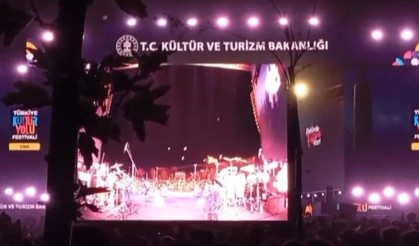 Şarkıcı Bengü Van’da protesto edildi, sahneye pet şişe fırlattılar - 1. Resim