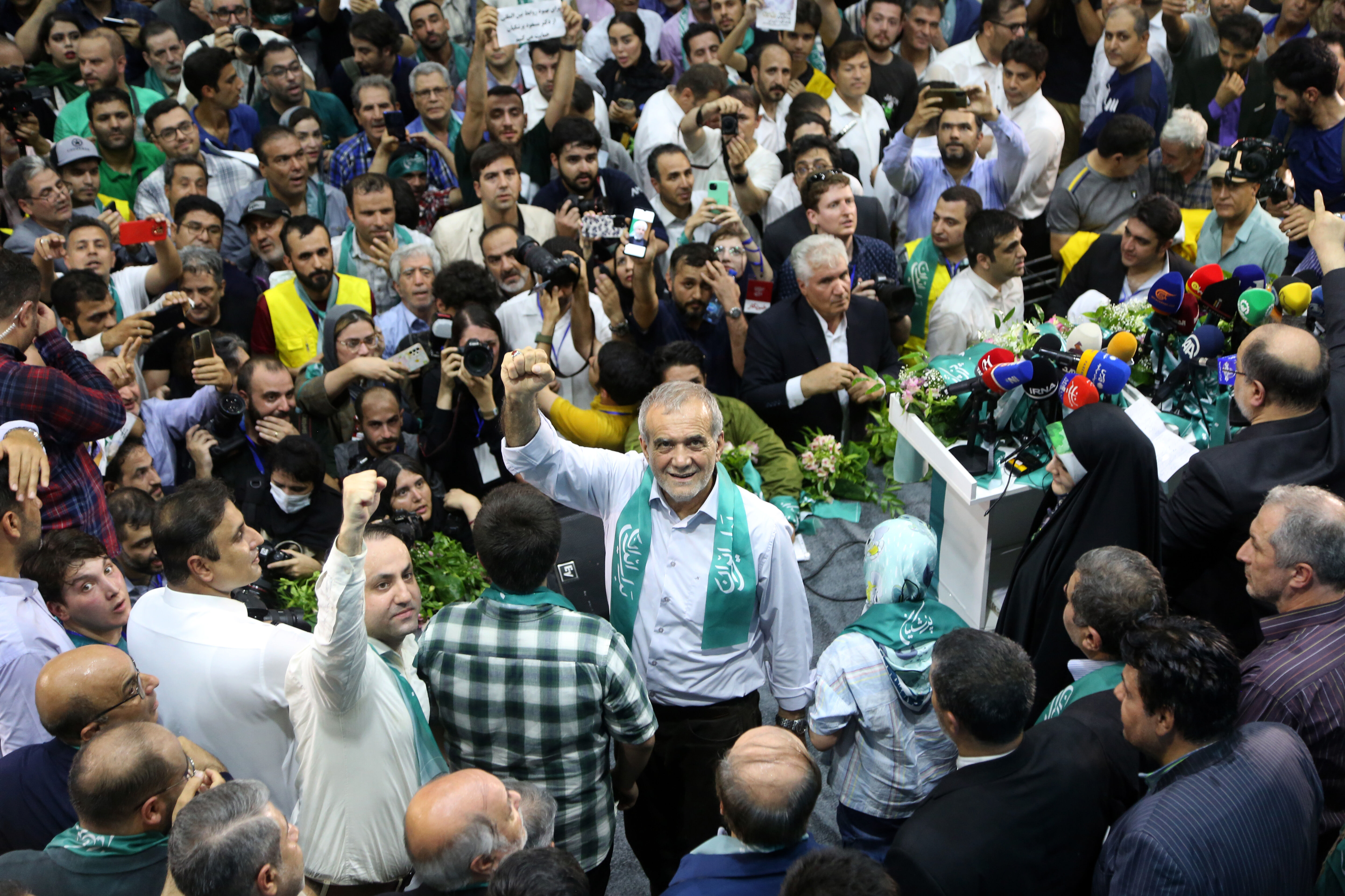 Sonuç belli oldu! İran'ın yeni cumhurbaşkanı Mesud Pezeşkiyan Sonuç belli oldu! İran'ın yeni cumhurbaşkanı Mesud Pezeşkiyan - 3. Resim