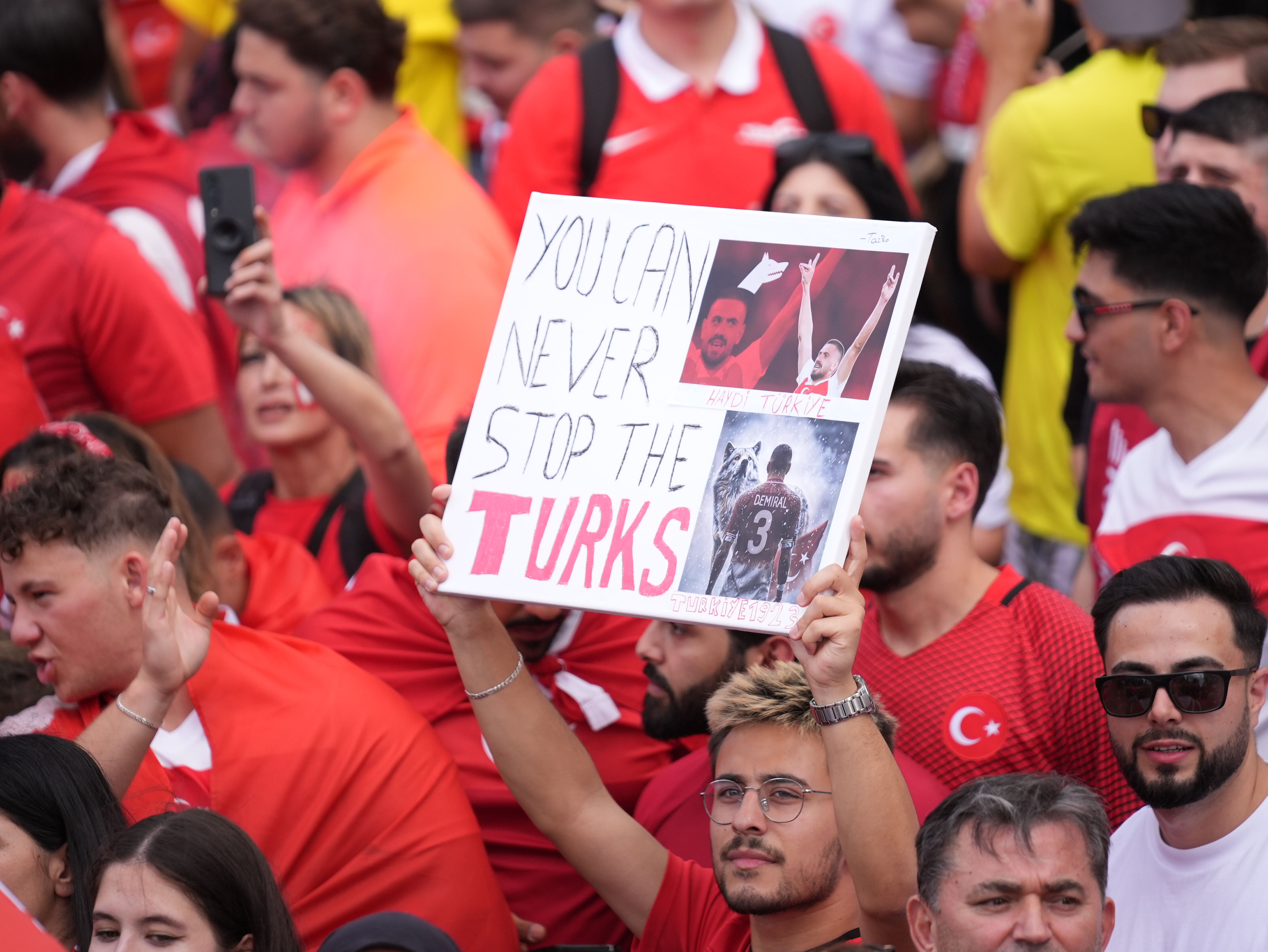 Türk taraftarlar Türkiye-Hollanda maçı öncesi Almanya'nın başkenti Berlin sokaklarında bozkurt işaretleriyle yürüdü - 1. Resim