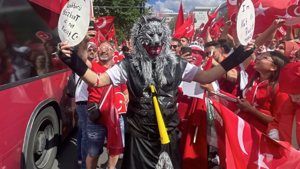 Türk taraftarlar Türkiye-Hollanda maçı öncesi Almanya'nın başkenti Berlin sokaklarında bozkurt işaretleriyle yürüdü - 4. Resim