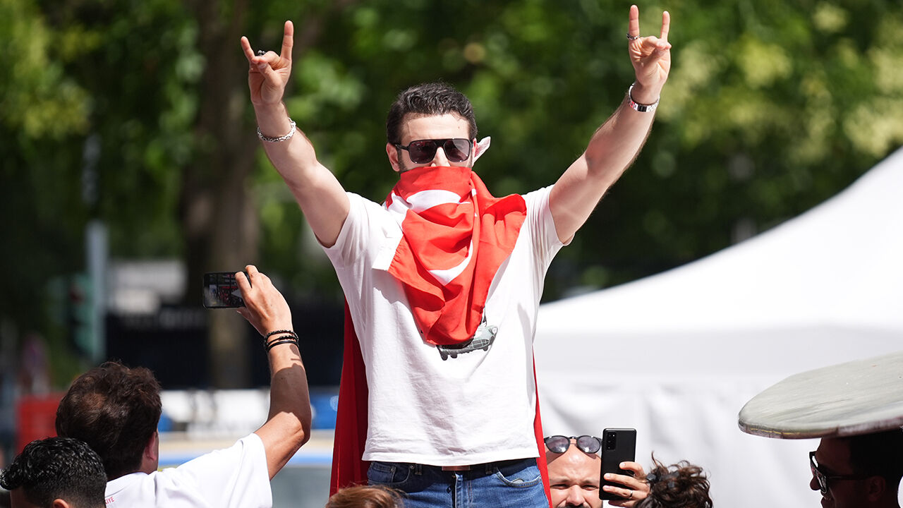 Türk taraftarlar Türkiye-Hollanda maçı öncesi Almanya'nın başkenti Berlin sokaklarında bozkurt işaretleriyle yürüdü - 3. Resim