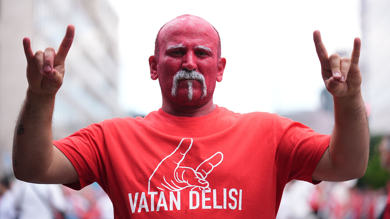 Türk taraftarlar Türkiye-Hollanda maçı öncesi Almanya'nın başkenti Berlin sokaklarında bozkurt işaretleriyle yürüdü - 2. Resim