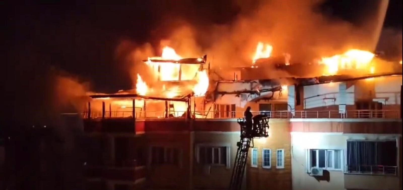 9 katlı apartman cayır cayır yandı! İtfaiyenin suyu bitti - 1. Resim