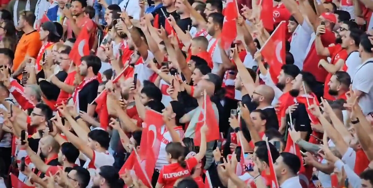 Alman rejisi Türkiye-Hollanda maçı seremonisinde bozkurt yapan Türk taraftarlara ambargo uyguladı - 1. Resim