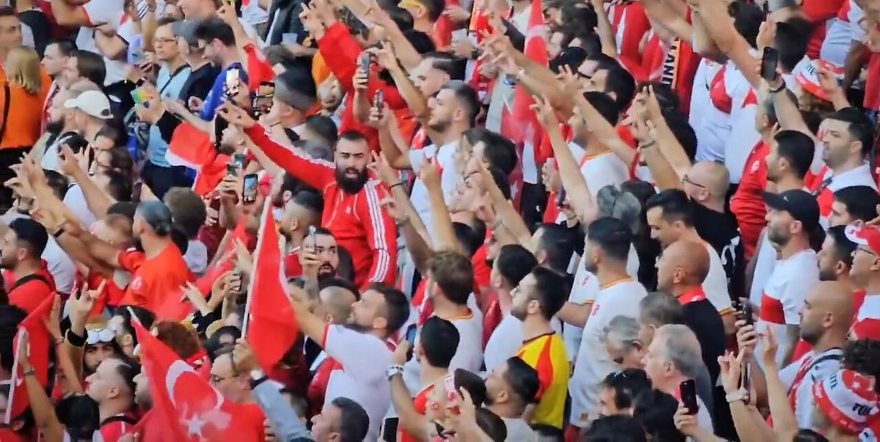 Alman rejisi Türkiye-Hollanda maçı seremonisinde bozkurt yapan Türk taraftarlara ambargo uyguladı - 3. Resim