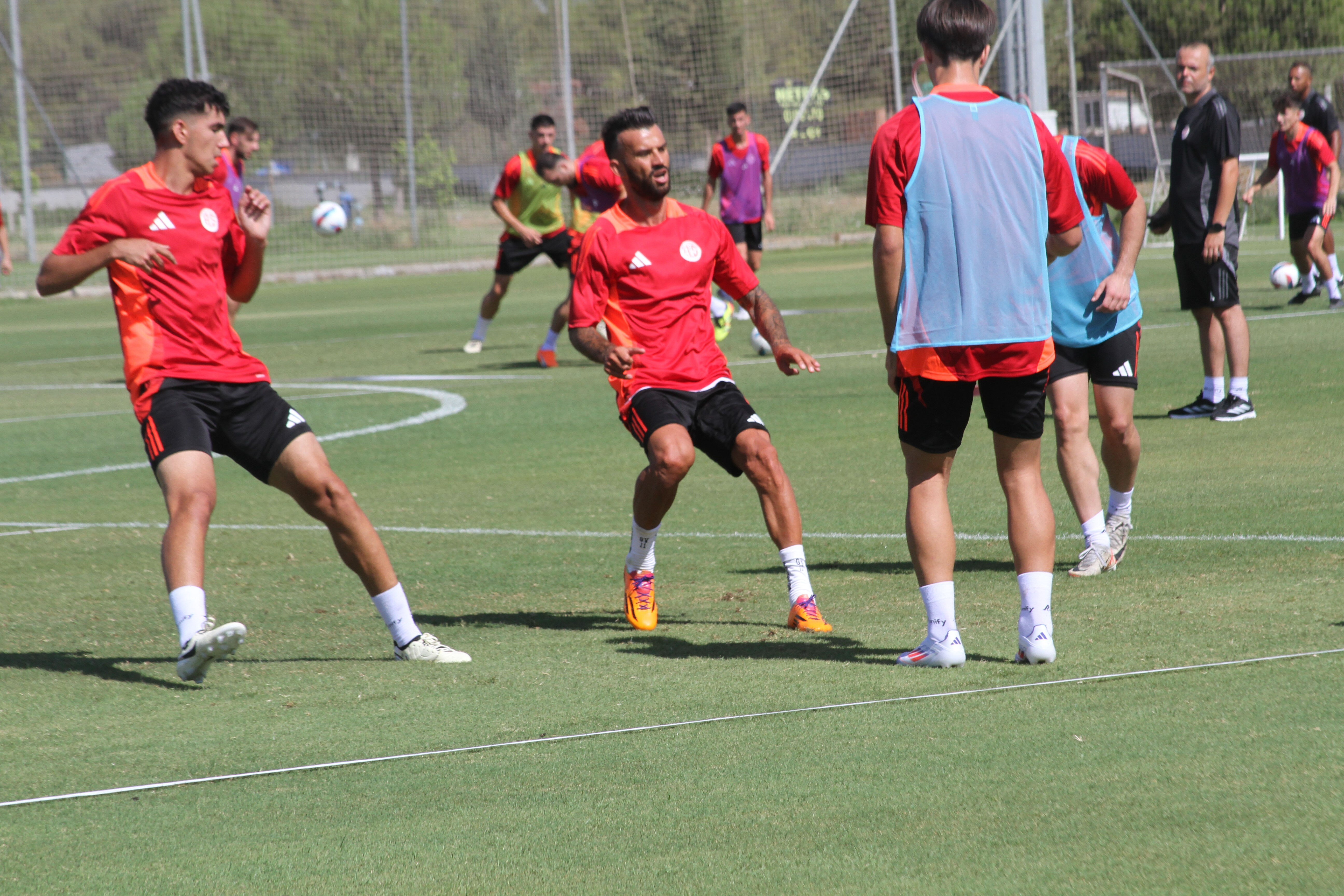 Antalyaspor'da yeni sezon hazırlıkları başladı! Alex de Souza, ilk antrenmanına çıktı - 2. Resim