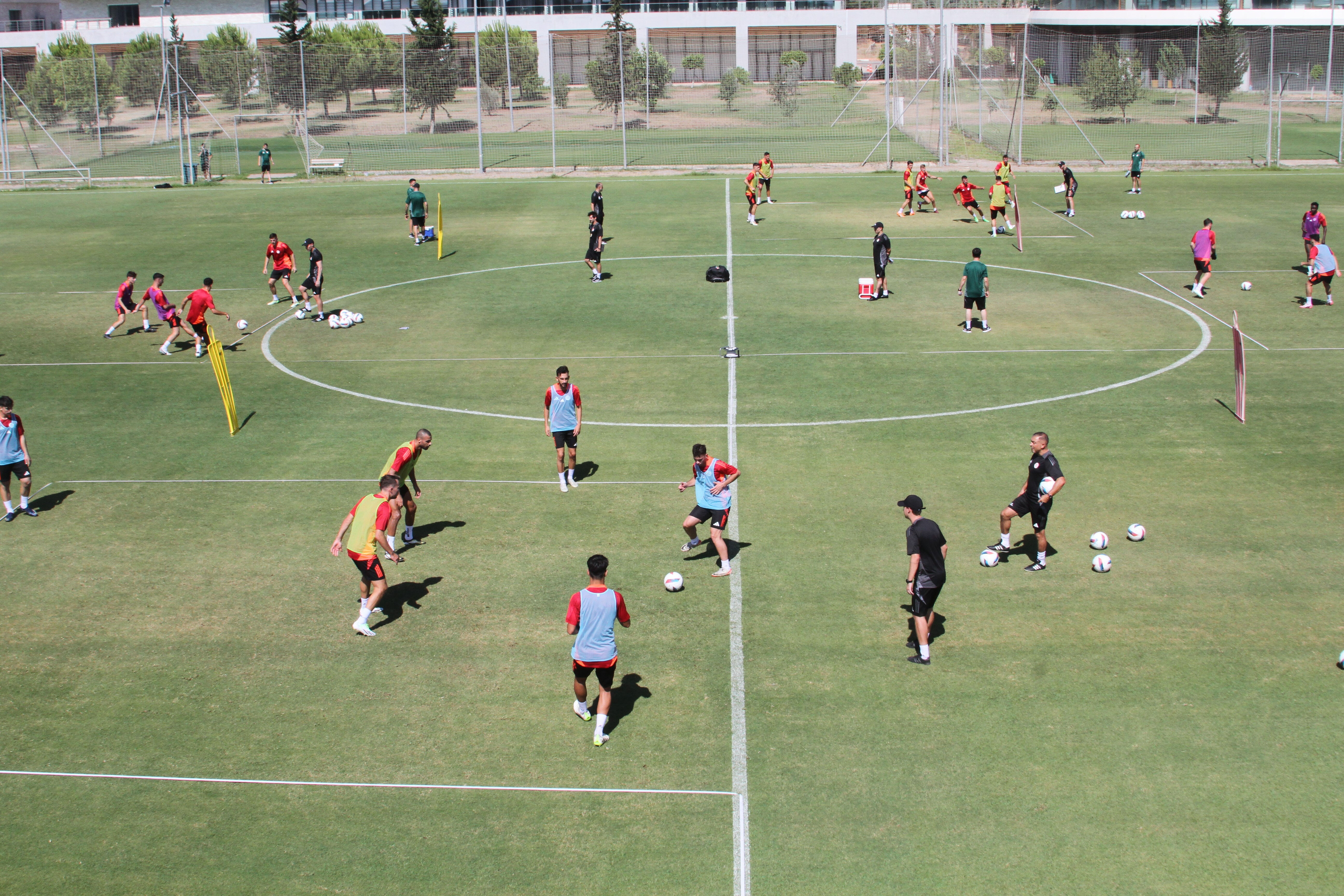Antalyaspor'da yeni sezon hazırlıkları başladı! Alex de Souza, ilk antrenmanına çıktı - 3. Resim
