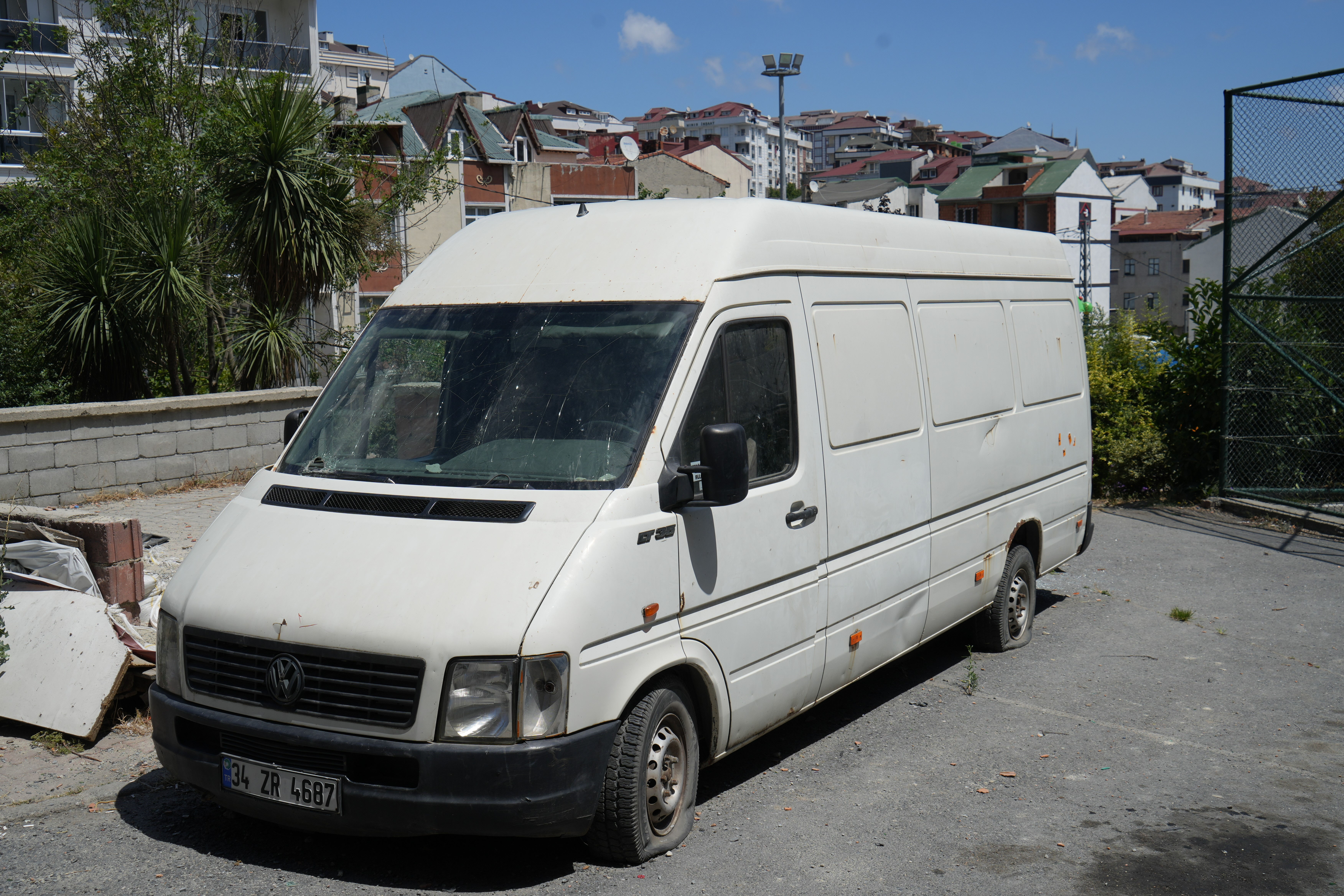 Arnavutköylüler diken üstünde! Terk edilmiş iki araç kabusu yaşatıyor - 2. Resim