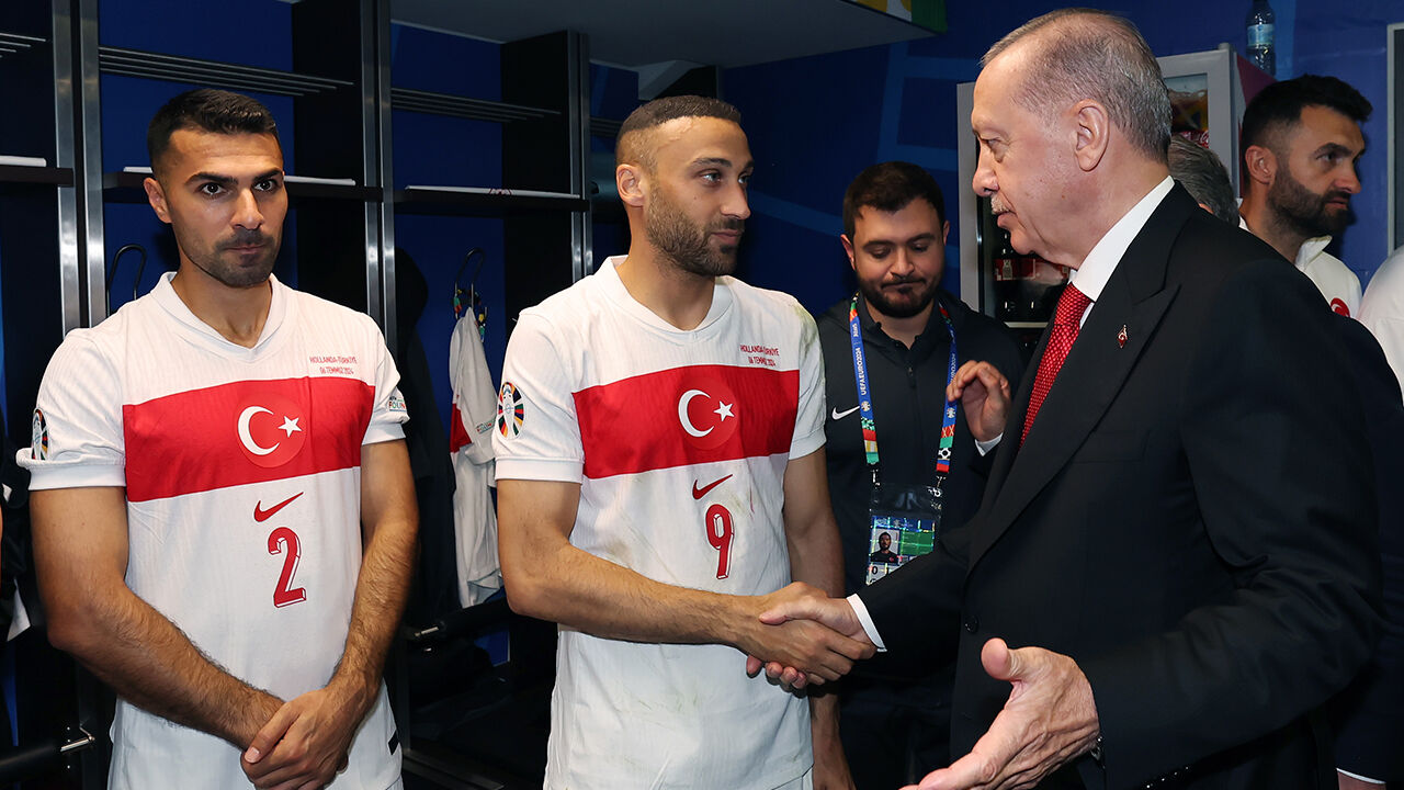 Cumhurbaşkanı Erdoğan Avrupa Şampiyonası'na çeyrek finalde veda eden milli takımı soyunma odasında ziyaret etti Cumhurbaşkanı Erdoğan Avrupa Şampiyonası'na çeyrek finalde veda eden milli takımı soyunma odasında ziyaret etti - 1. Resim
