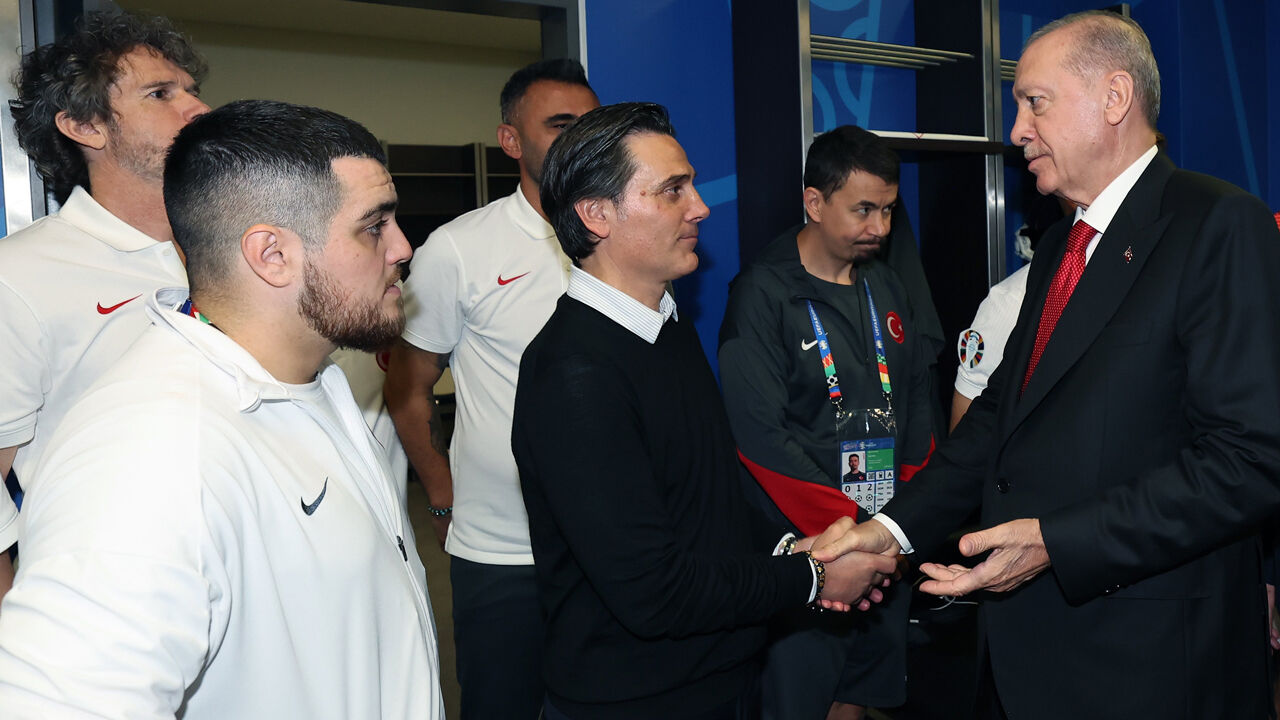 Cumhurbaşkanı Erdoğan Avrupa Şampiyonası'na çeyrek finalde veda eden milli takımı soyunma odasında ziyaret etti Cumhurbaşkanı Erdoğan Avrupa Şampiyonası'na çeyrek finalde veda eden milli takımı soyunma odasında ziyaret etti - 3. Resim