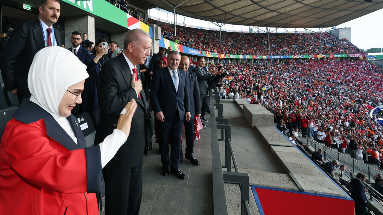 Cumhurbaşkanı Erdoğan Avrupa Şampiyonası'na çeyrek finalde veda eden milli takımı soyunma odasında ziyaret etti Cumhurbaşkanı Erdoğan Avrupa Şampiyonası'na çeyrek finalde veda eden milli takımı soyunma odasında ziyaret etti - 2. Resim