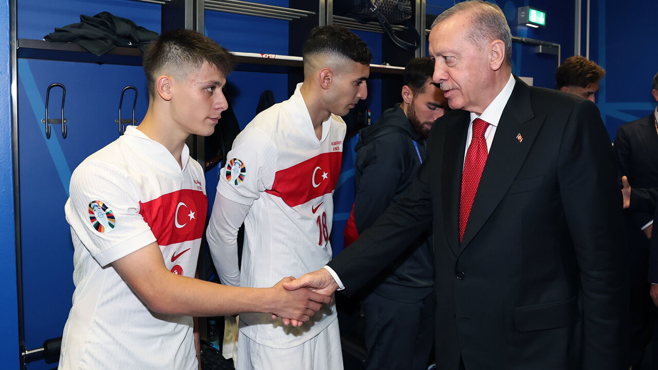 Cumhurbaşkanı Erdoğan Avrupa Şampiyonası'na çeyrek finalde veda eden milli takımı soyunma odasında ziyaret etti Cumhurbaşkanı Erdoğan Avrupa Şampiyonası'na çeyrek finalde veda eden milli takımı soyunma odasında ziyaret etti - 4. Resim