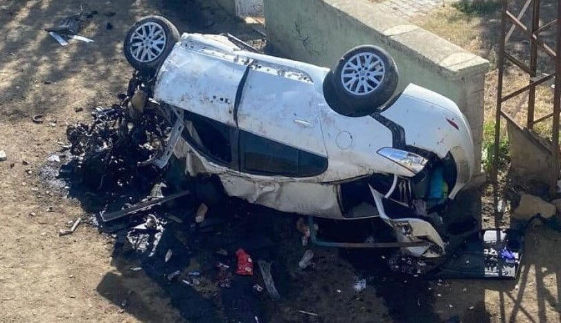 Erzurum'da otomobil evin bahçesine uçtu: 3 ölü, 4 yaralı - 1. Resim