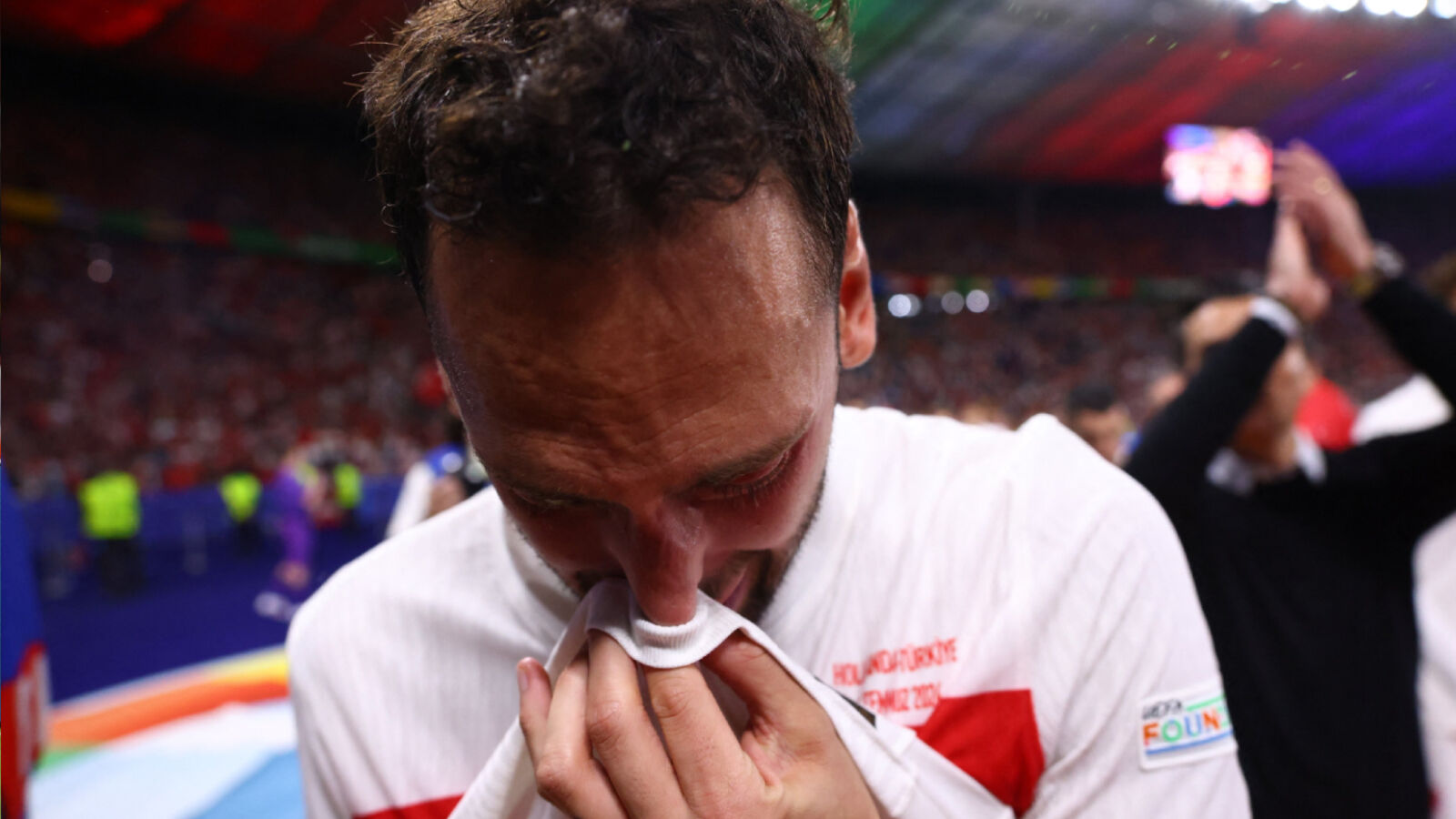 Hakan Çalhanoğlu, Türkiye'nin Hollanda'ya elendiği karşılaşma sonrası gözyaşlarına boğuldu - 1. Resim