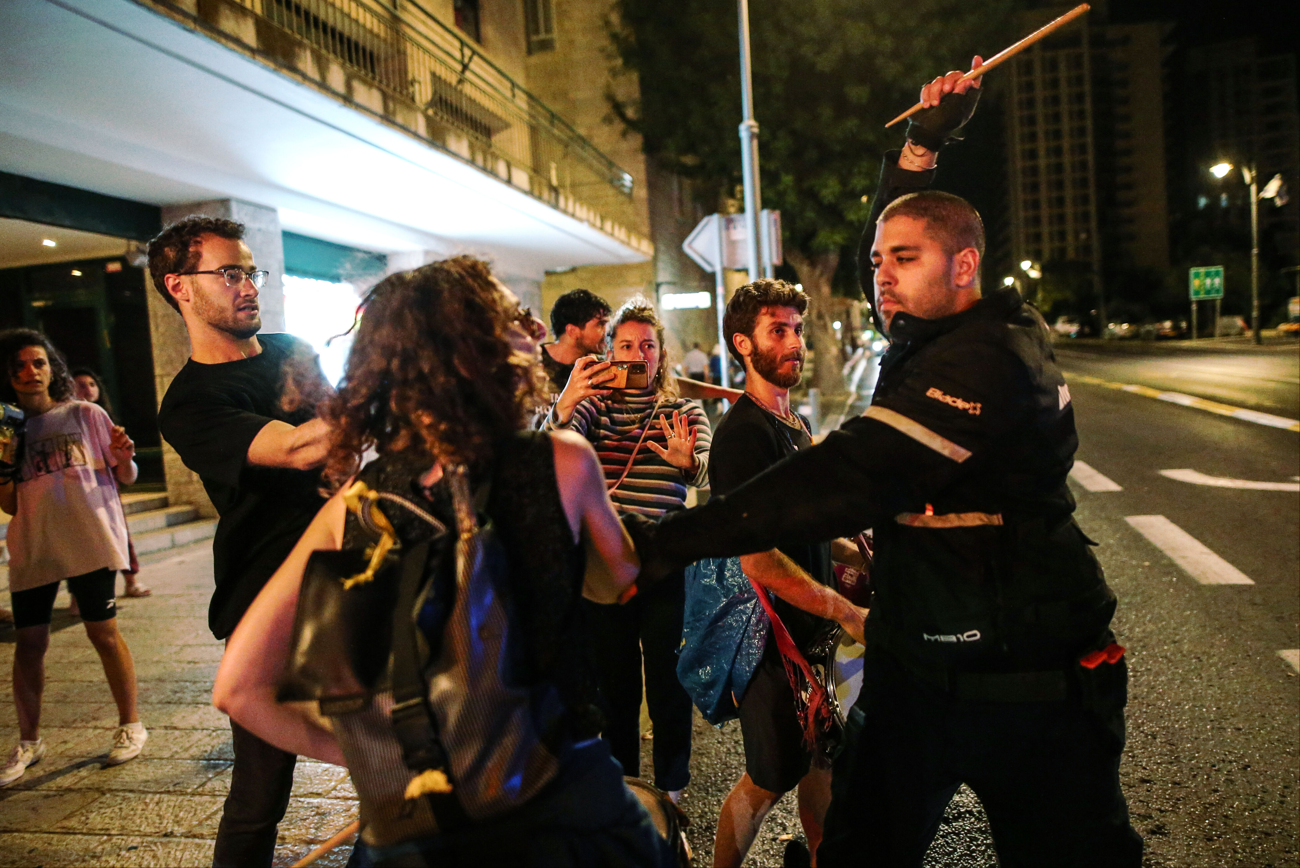 İsrail sokakları bir kez daha karıştı! Atlı polisler, Netanyahu karşıtlarına saldırdı - 1. Resim