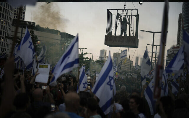 İsrail'de on binlerce kişi yine sokakta! Tel Aviv'de Netanyahu'ya anlaşma baskısı - 1. Resim