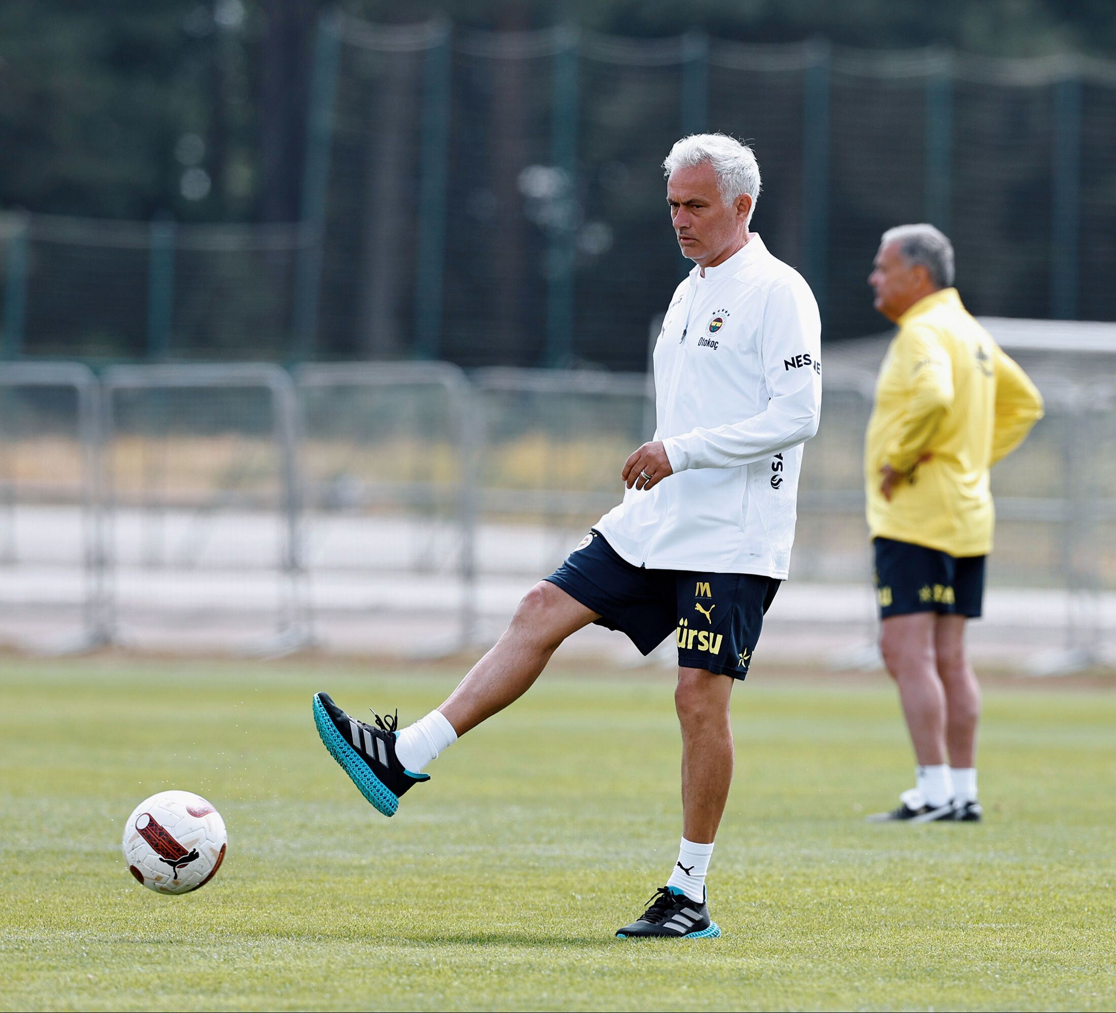 Jose Mourinho, Fenerbahçe'ye kendi sistemini ilmek ilmek işliyor! Jose Mourinho, Fenerbahçe'ye kendi sistemini ilmek ilmek işliyor! - 1. Resim