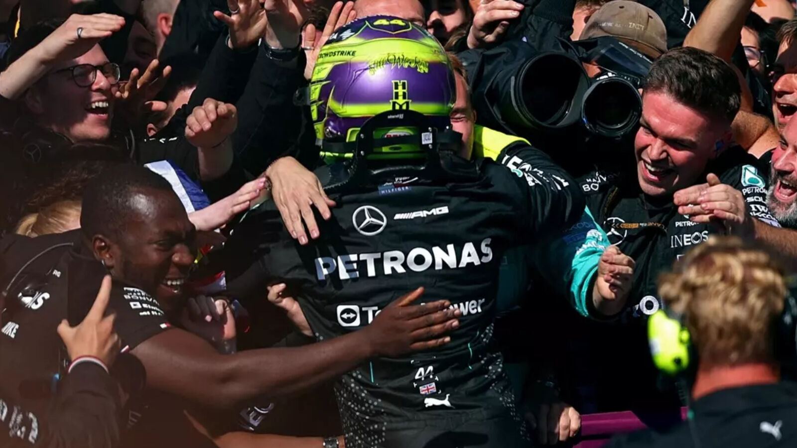 Lewis Hamilton, Britanya'da rekor kırarak zafere ulaştı! 3 yıl sonra damalı bayrağı ilk gören oldu Lewis Hamilton, Britanya'da rekor kırarak zafere ulaştı! 3 yıl sonra damalı bayrağı ilk gören oldu - 1. Resim