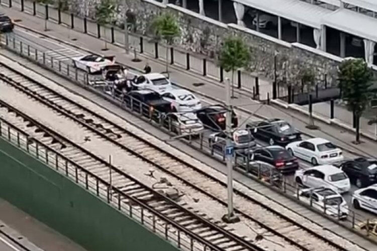 Lüks arabalarıyla yolu kapatıp halay çektiler! Diğer sürücüler çileden çıktı - 1. Resim