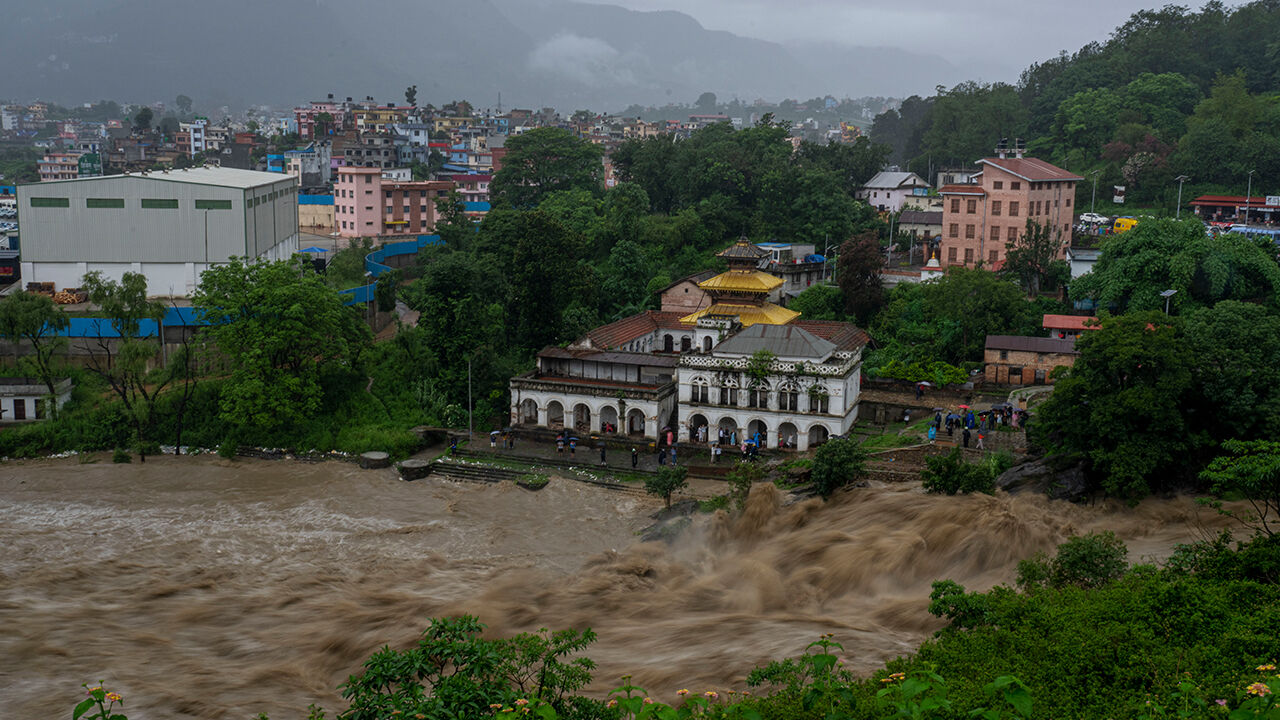 Muson yağmurları Nepal'i vurdu! Evler ve oteller yıkıldı, 7 kişi öldü Muson yağmurları Nepal'i vurdu! Evler ve oteller yıkıldı, 7 kişi öldü - 1. Resim