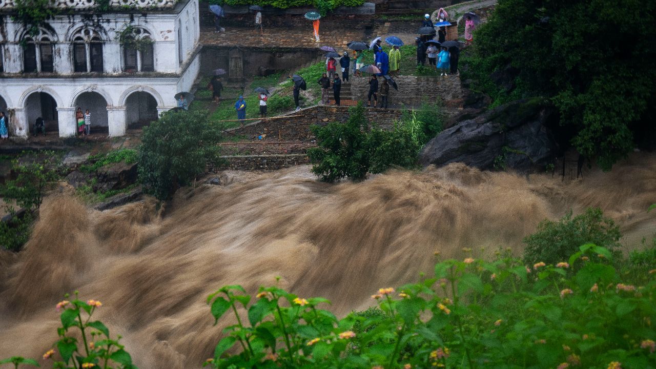 Muson yağmurları Nepal'i vurdu! Evler ve oteller yıkıldı, 7 kişi öldü - Dünya