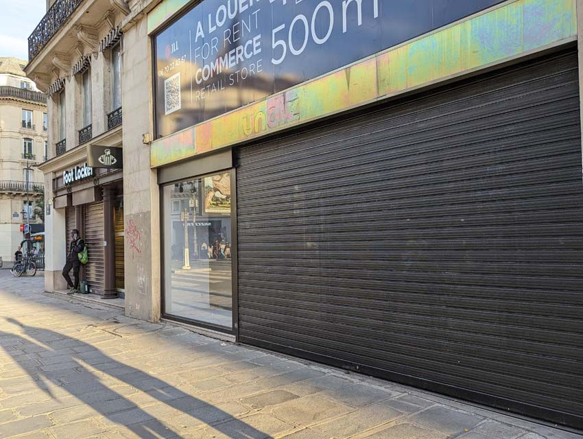 Paris'te mağaza vitrinleri kara tahtalarla kapatıldı - 4. Resim