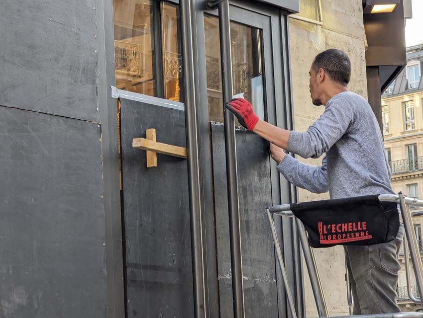 Paris'te mağaza vitrinleri kara tahtalarla kapatıldı - 3. Resim