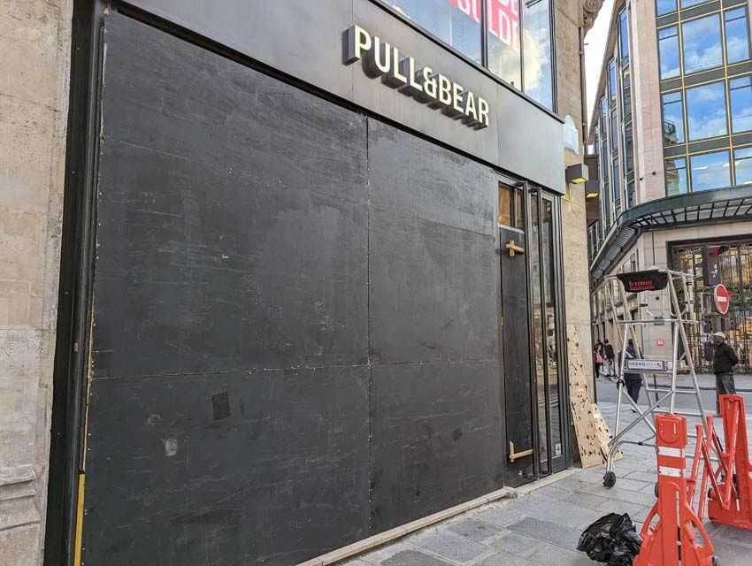 Paris'te mağaza vitrinleri kara tahtalarla kapatıldı - 2. Resim