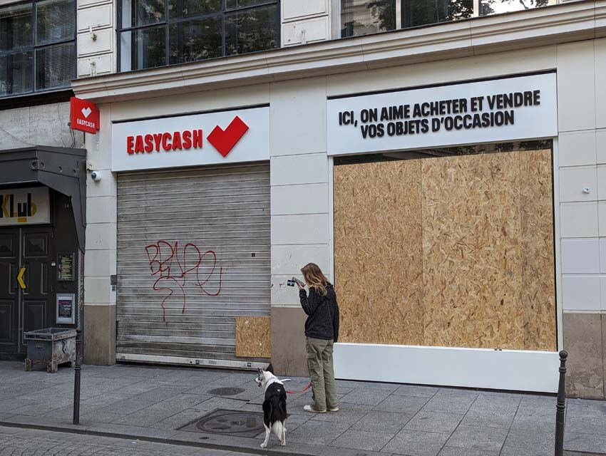 Paris'te mağaza vitrinleri kara tahtalarla kapatıldı - 5. Resim
