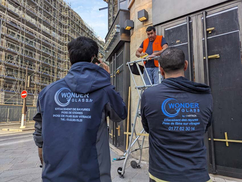 Paris'te mağaza vitrinleri kara tahtalarla kapatıldı - 1. Resim