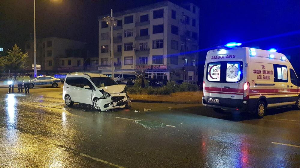Samsun'da can pazarı! İki ara&ccedil; &ccedil;arpıştı, yaralılar var - 1. Resim
