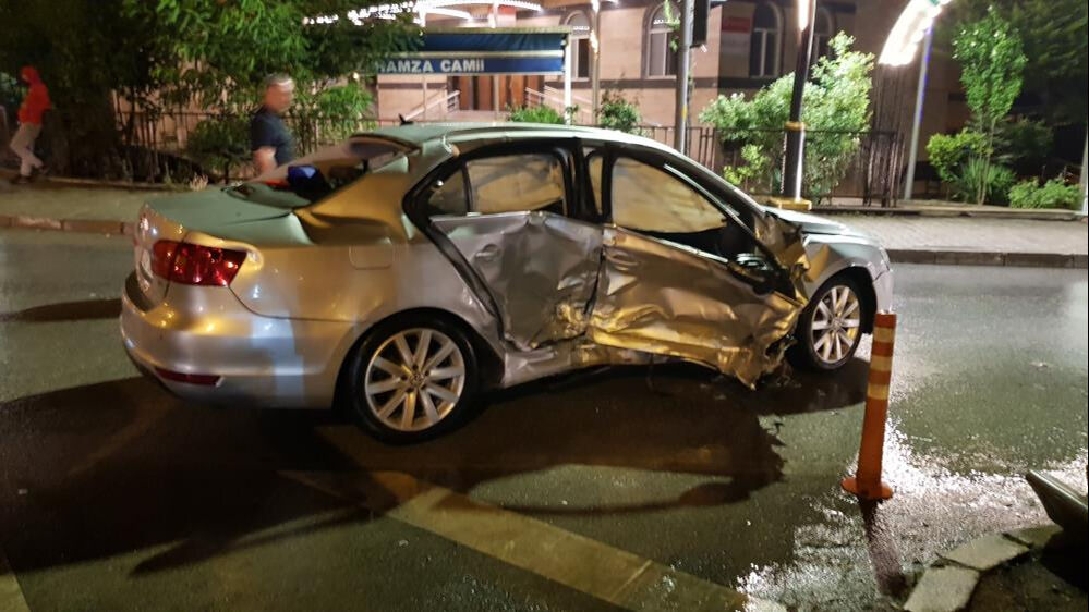 Samsun'da can pazarı! İki ara&ccedil; &ccedil;arpıştı, yaralılar var - 2. Resim