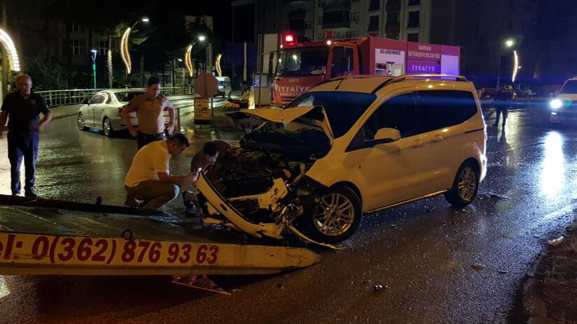 Samsun'da can pazarı! İki ara&ccedil; &ccedil;arpıştı, yaralılar var - 3. Resim