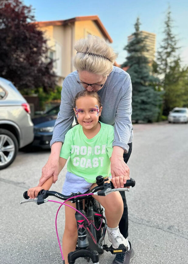 Ünlü oyuncu komşusu Meral Akşener'in fotoğraflarını paylaştı - 2. Resim